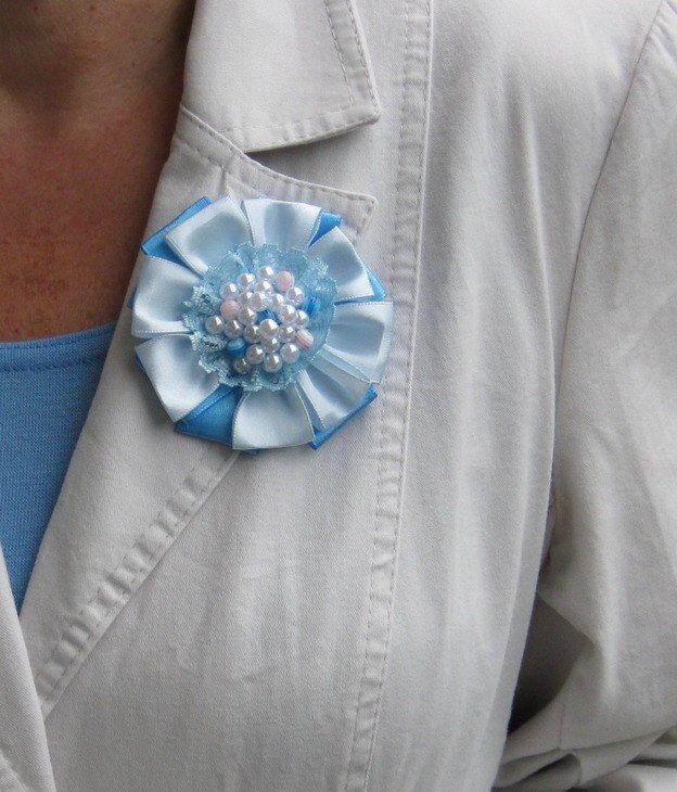 Брошь из атласных лент