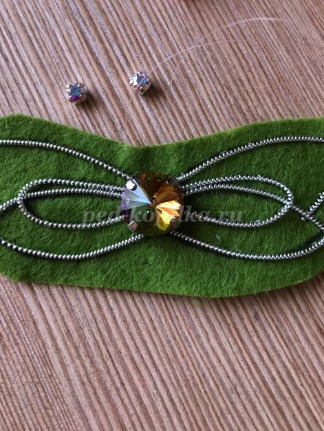 Брошь из бисера на фетре: стрекоза