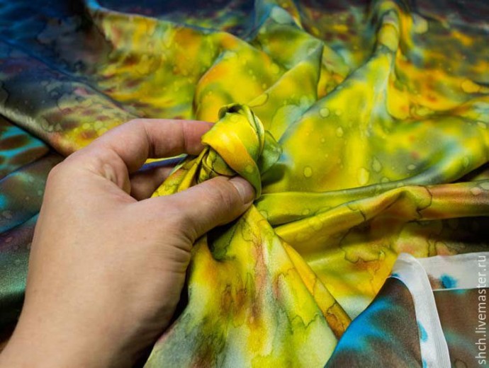 Необычные фактуры в холодном батике при росписи платка