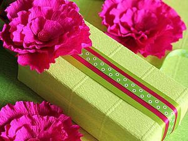 Цветы из гофробумаги для декора подарочной коробки