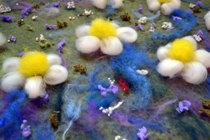 Ромашки в технике шерстяной акварели