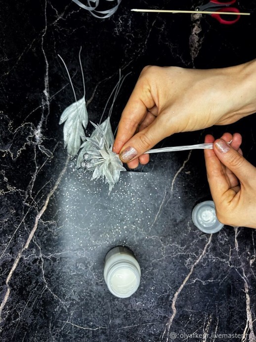 Белая пуансеттия из бархата