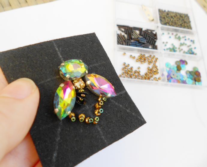 Брошь в виде мухи