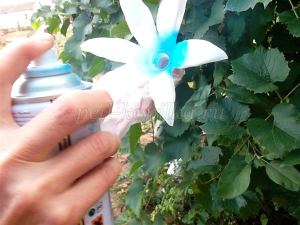 Цветы из пластиковых бутылок для сада: мастер-класс