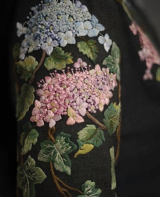 Примеры роскошной вышивки украшающей одежду