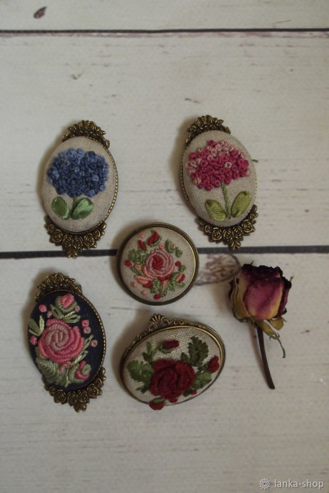 Брошь с вышивкой