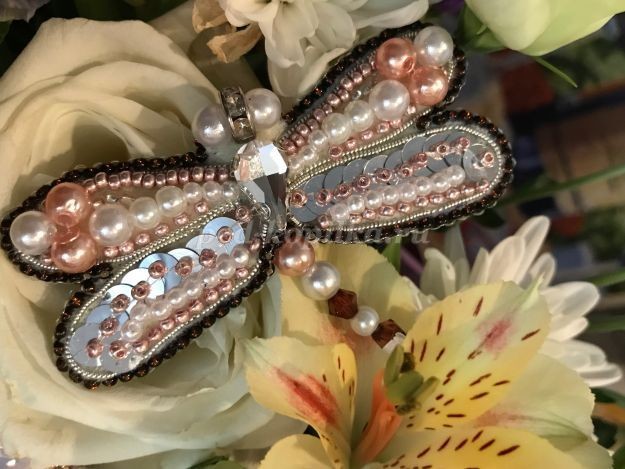 Брошь из бисера на фетре: стрекоза