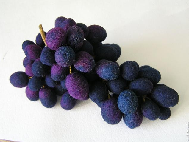 Гроздь винограда в технике сухого валяния