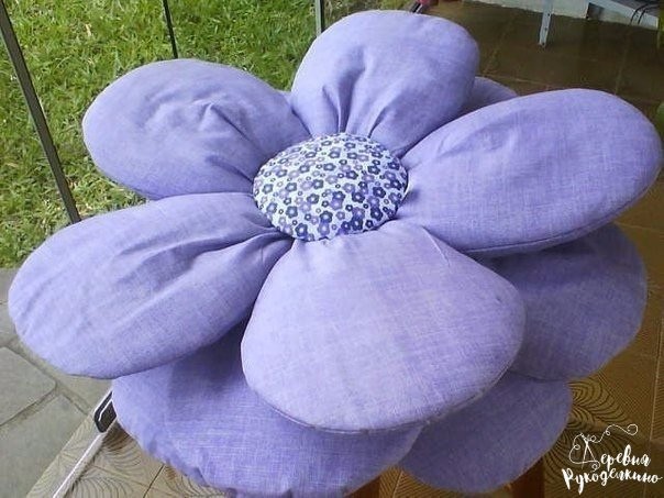Декоративные подушки в форме цветка