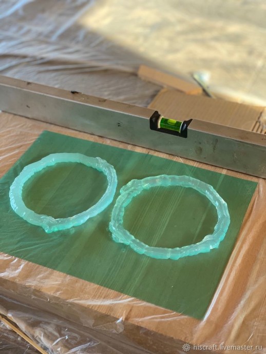 Сервировочная доска и подставки под бокалы в технике ResinArt с инкрустацией стразами