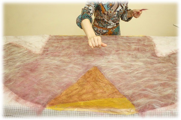 Декорируем изделия из войлока шелковыми лоскутами