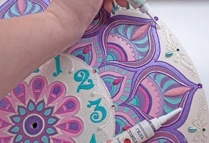 Расписываем интерьерные часы в смешанной технике