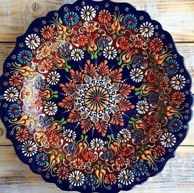 Примеры украшения тарелок в технике точечной росписи