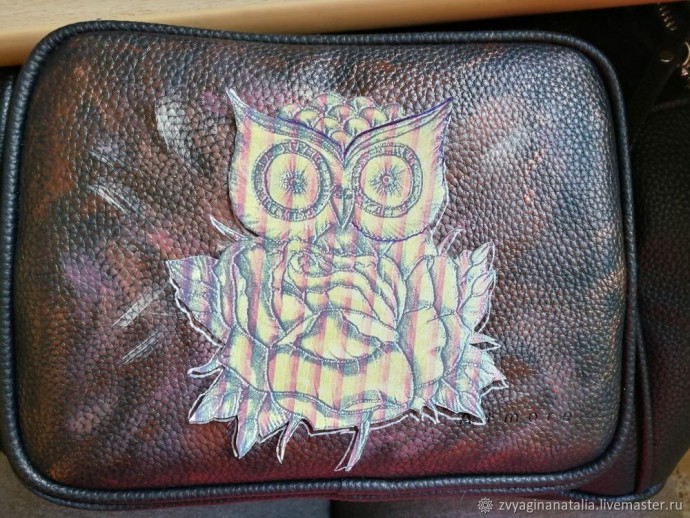 Рисование совы на кожаном рюкзаке
