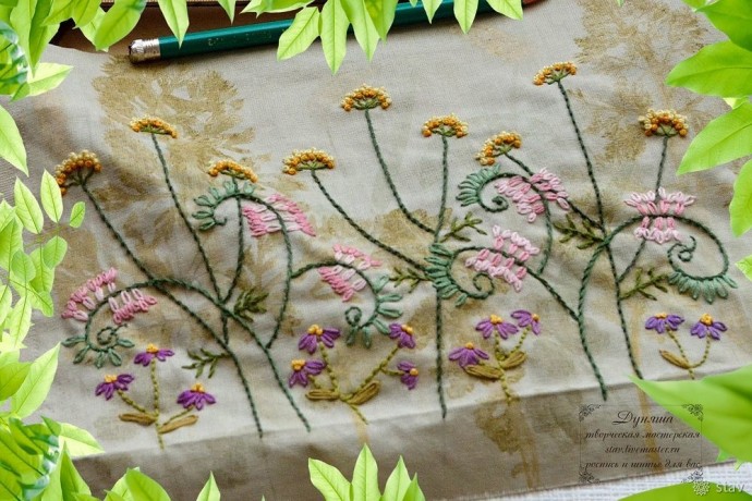 Украшение шкатулки тканью, окрашенной полевыми травами