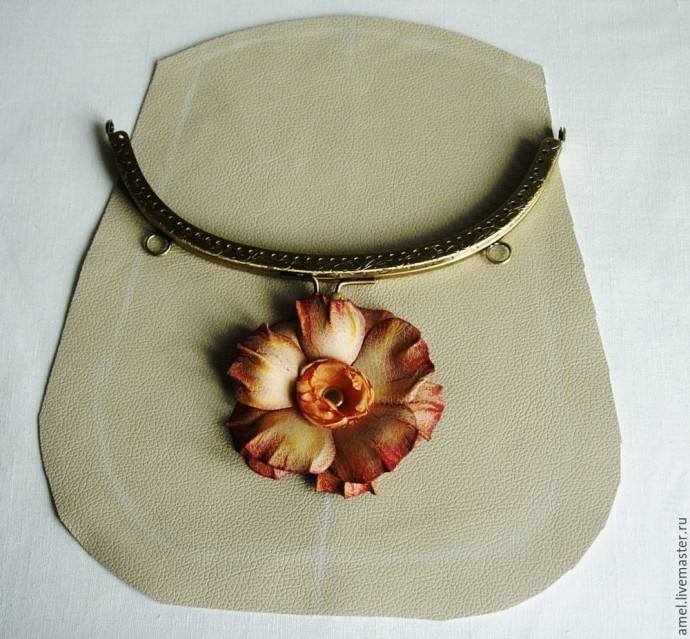 Декор сумки с цветком