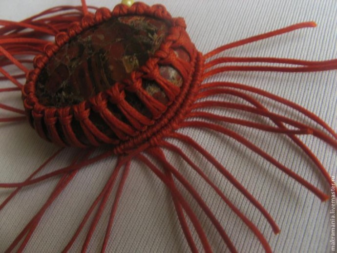 Интересный вариант оплетения кабошона в технике макраме