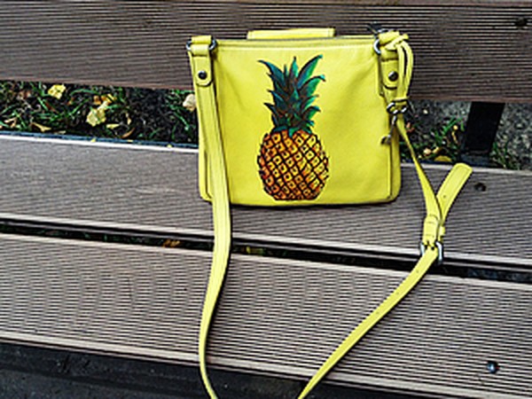 Роспись акриловыми красками по коже "Ананас"