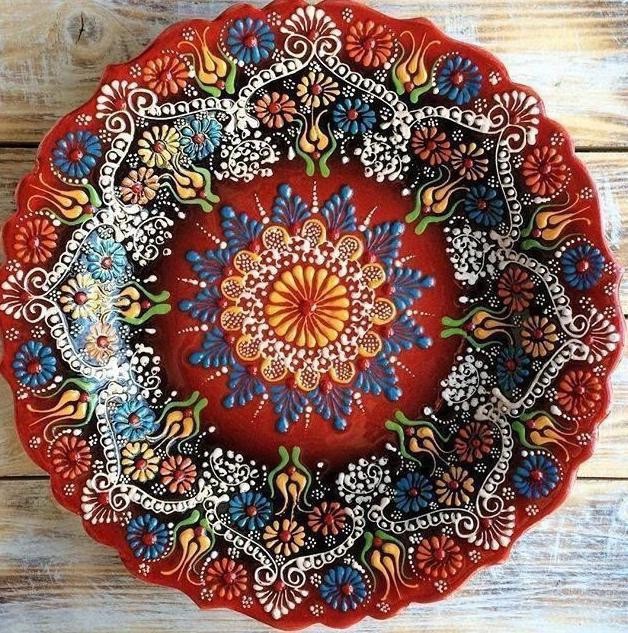 Примеры украшения тарелок в технике точечной росписи