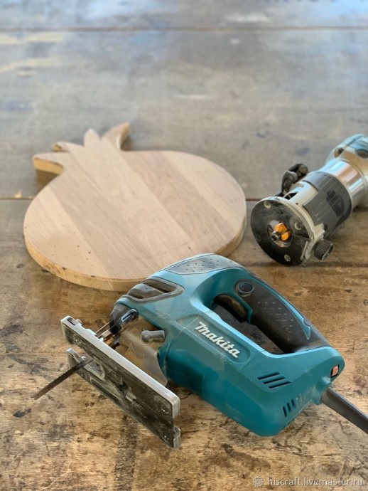 Сервировочная доска и подставки под бокалы в технике ResinArt с инкрустацией стразами