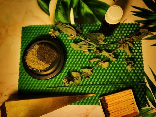 Свеча с травами и эфирными маслами