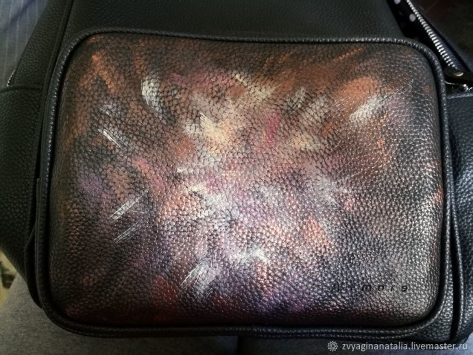 Рисование совы на кожаном рюкзаке