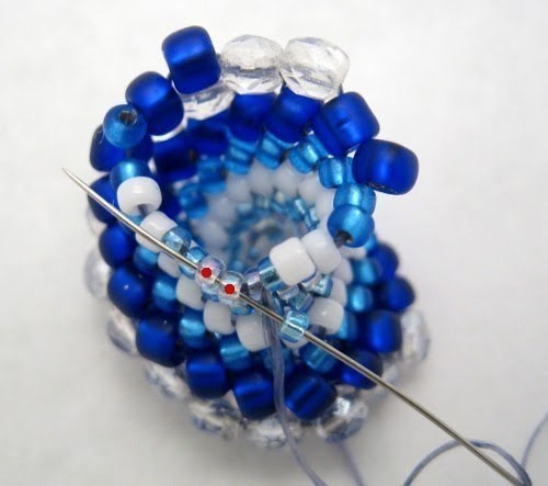 Спиральный браслет из бисера