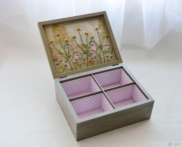 Декор шкатулочки хлопком, окрашенным полевыми цветами и травами