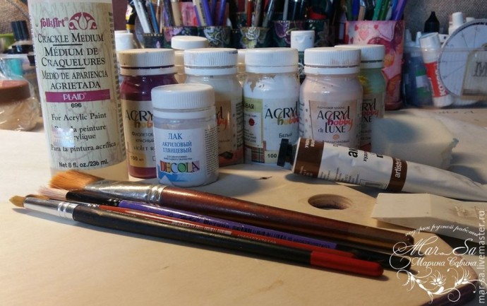 Французские фиалки на разделочной доске