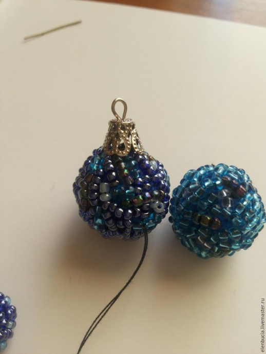 Создаем маленькие шарики-брелки с помощью пряжи и бисера