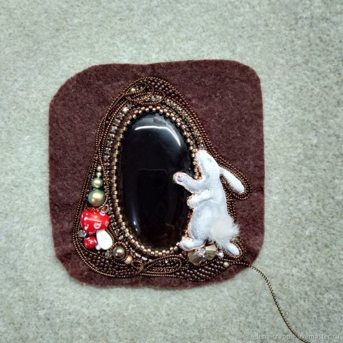 Брошь из бисера с кроликом