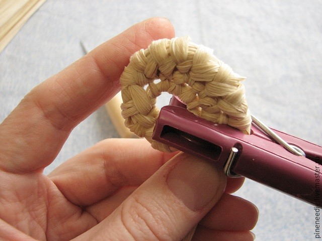 Плетем подставку под горячее из кукурузных листьев: часть 4