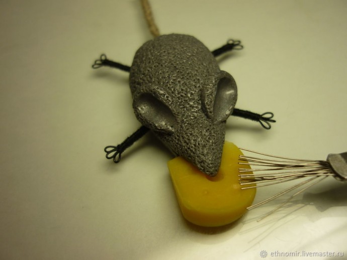 Мастер-класс по изготовлению брелока "Мышь": часть 3