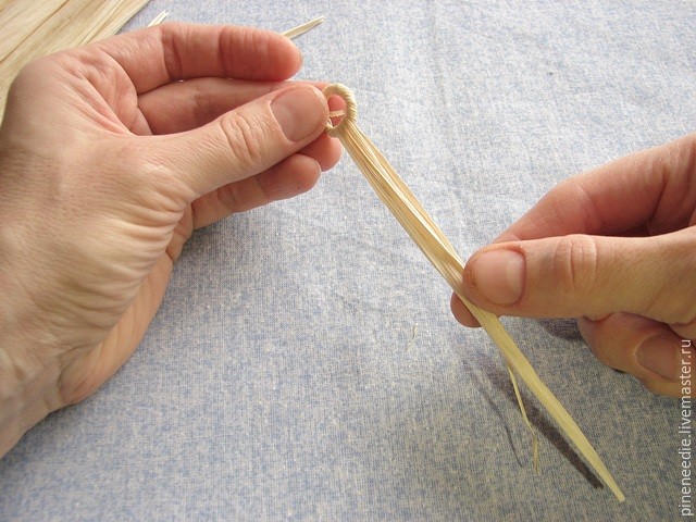 Плетем подставку под горячее из кукурузных листьев: часть 2