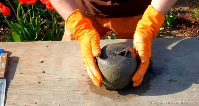 Идеи цветочных горшков из колготок и консервных банок