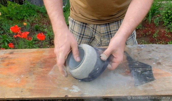 Идеи цветочных горшков из колготок и консервных банок