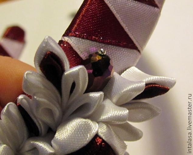 Как вклеить бусинку в цветок канзаши