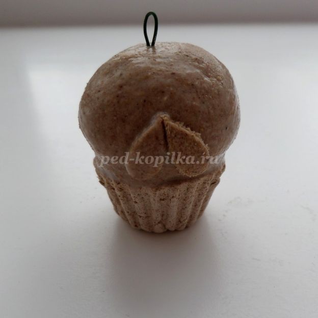 Ёлочная игрушка "Корзинка с цветами из опилок": часть 2