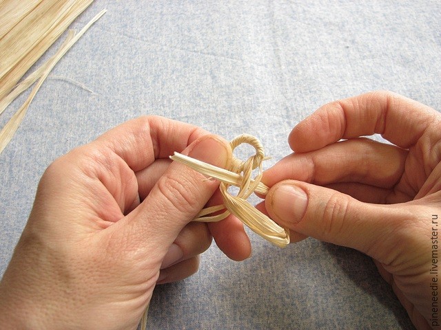 Плетем подставку под горячее из кукурузных листьев: часть 2