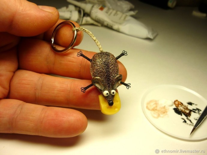 Мастер-класс по изготовлению брелока "Мышь": часть 3