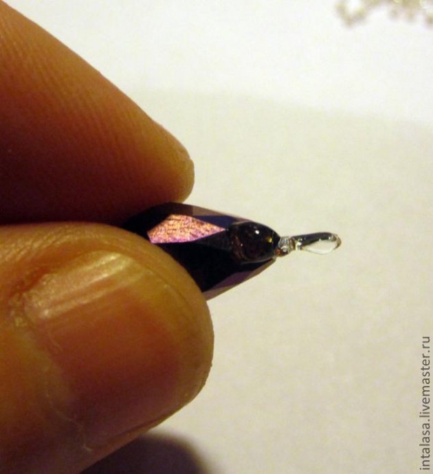 Как вклеить бусинку в цветок канзаши