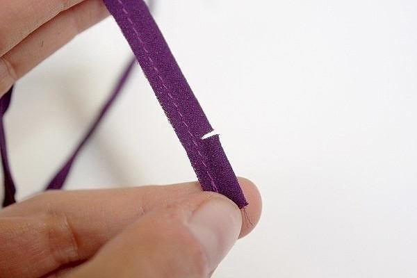 Как вывернуть тонкие бретельки с помощью невидимки