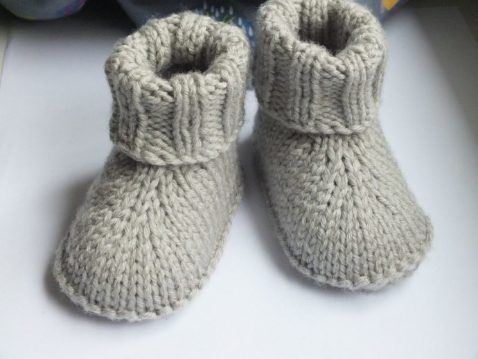 Вяжем спицами: бесшовные пинетки для малышей