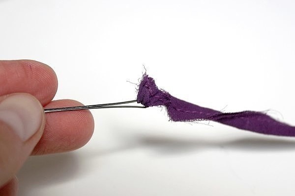 Как вывернуть тонкие бретельки с помощью невидимки