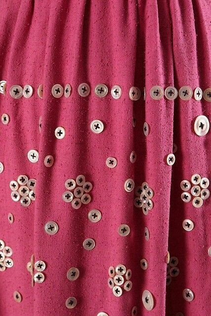 Украшаем одежду пуговицами