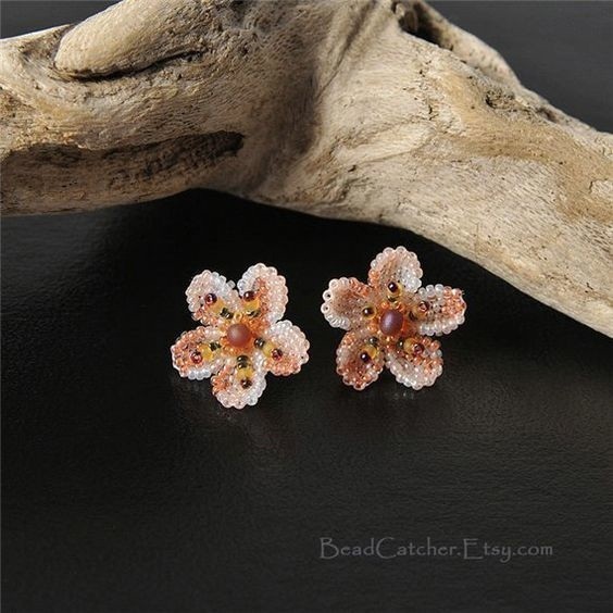 Чудесные украшения из очень простых цветочков