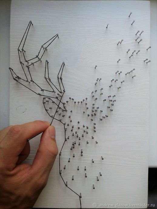 Контурный олень в технике String Art