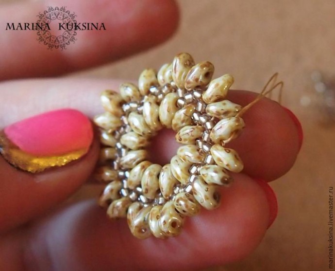 Изготавливаем "вязаные" сережки из супердуо