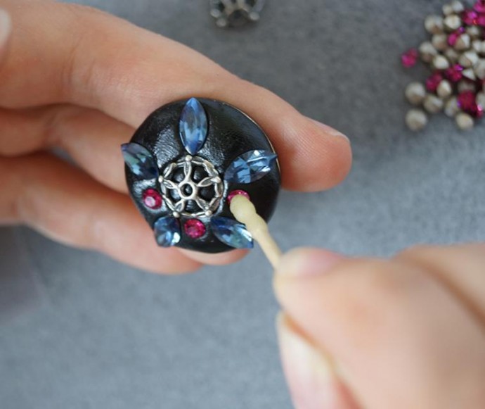 Пуговицы и брошь с инкрустацией кристаллами Swarovski