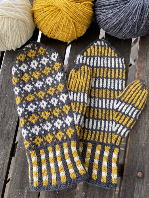 Трехцветные варежки жаккардовым узором